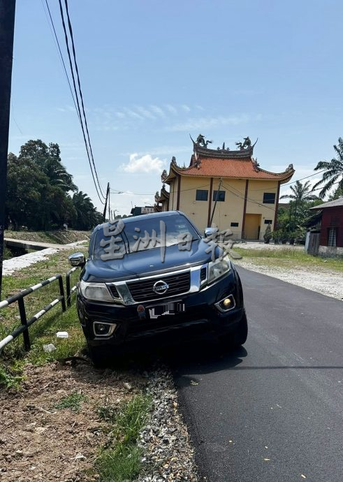 供星洲网:武吉不兰律:道路提升留半尺高低差 四驱车险“翻车”