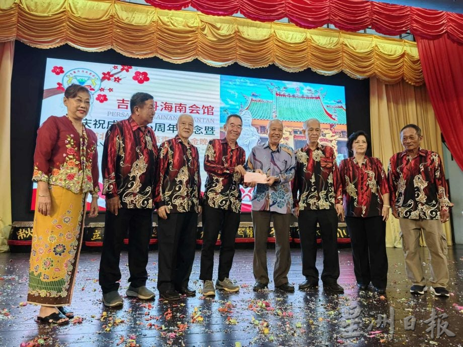 东：吉兰丹海南会馆会长何子庄表示，为了改善环境、方便信众安全出入，会馆计划兴建道北天后宫雨盖走廊，以遮风挡雨，庇护香客。