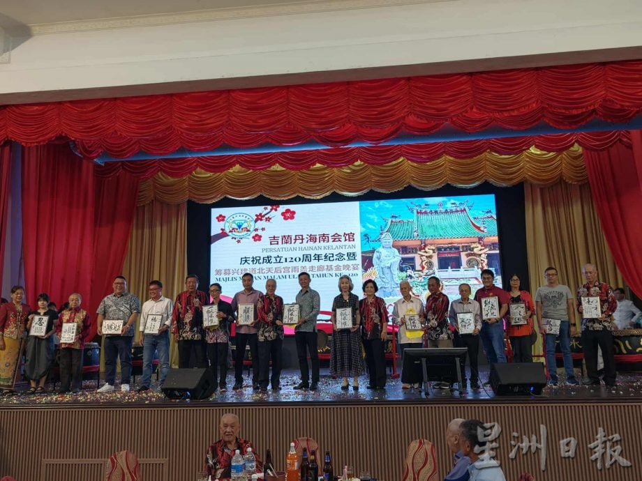 东：吉兰丹海南会馆会长何子庄表示，为了改善环境、方便信众安全出入，会馆计划兴建道北天后宫雨盖走廊，以遮风挡雨，庇护香客。