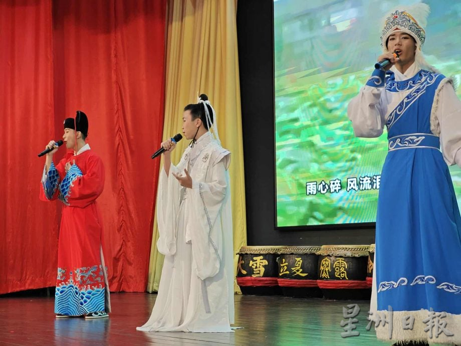 东：吉兰丹海南会馆会长何子庄表示，为了改善环境、方便信众安全出入，会馆计划兴建道北天后宫雨盖走廊，以遮风挡雨，庇护香客。