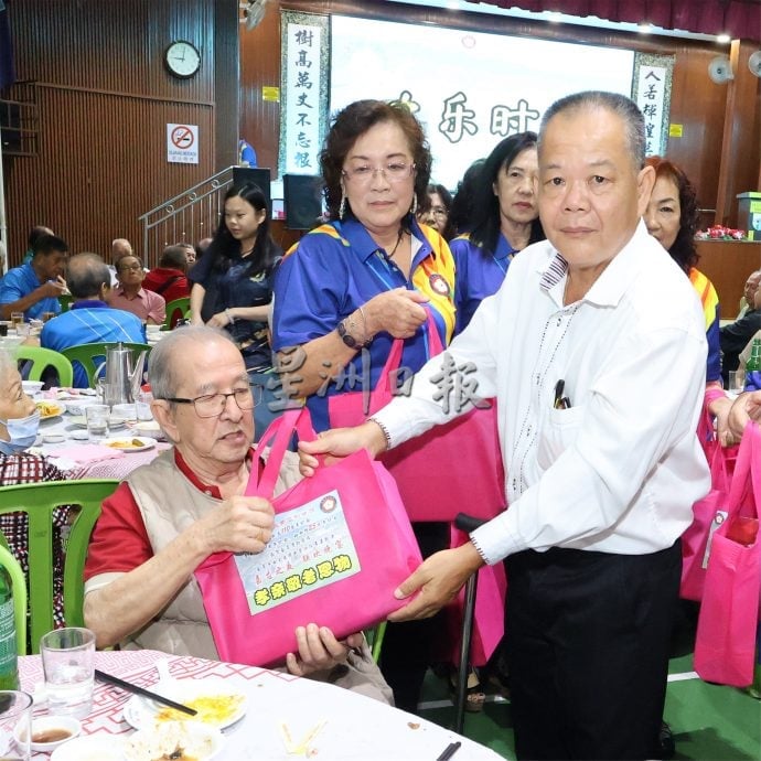 供星洲网/ 黄新发：呼吁各个地缘性乡团组织开设籍贯方言课，让年轻一代学习家乡话。