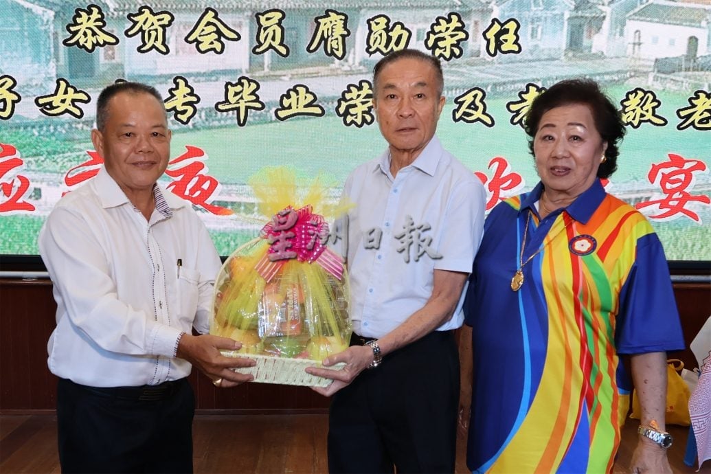 供星洲网/ 黄新发：呼吁各个地缘性乡团组织开设籍贯方言课，让年轻一代学习家乡话。