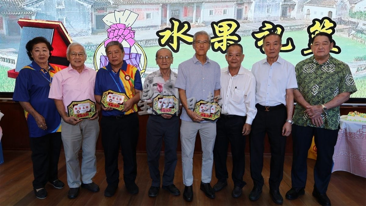 供星洲网/ 黄新发：呼吁各个地缘性乡团组织开设籍贯方言课，让年轻一代学习家乡话。