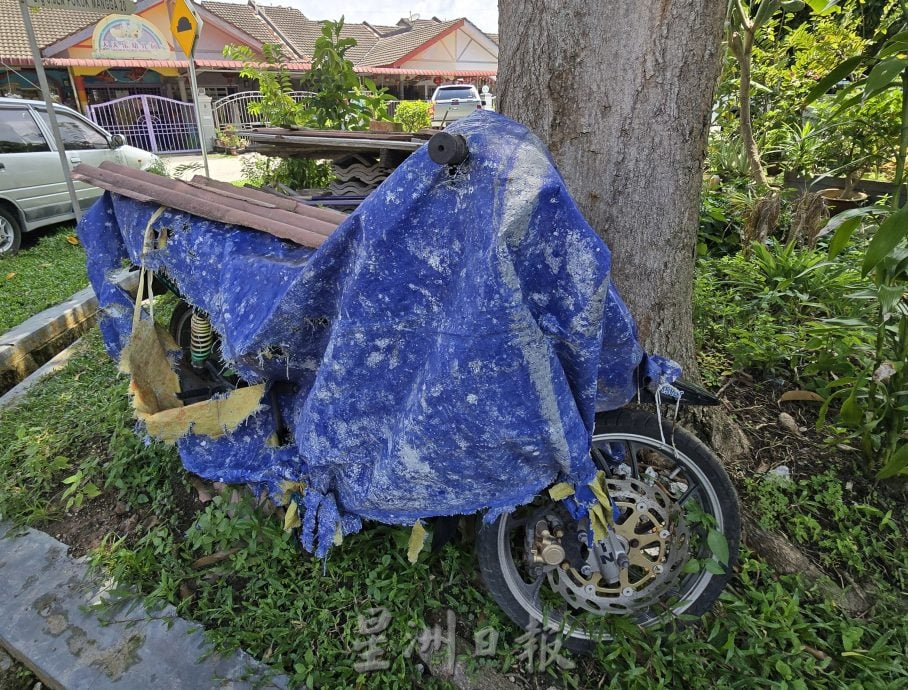 花园草场堆积杂物包括废弃摩托车 恐养蚊