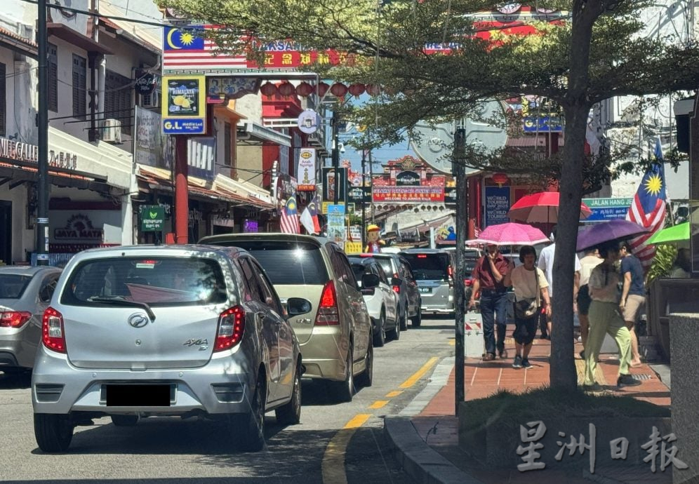 (古城封面主文)4天连假加上学校假期 鸡场街连假人潮涌现·艳阳挡不住游客热情