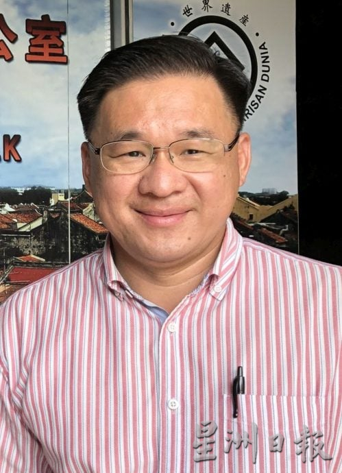 (古城封面主文)4天连假加上学校假期 鸡场街连假人潮涌现·艳阳挡不住游客热情