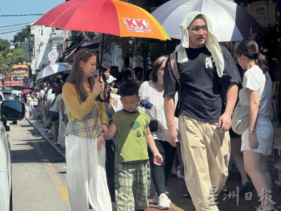 (古城封面主文)4天连假加上学校假期 鸡场街连假人潮涌现·艳阳挡不住游客热情