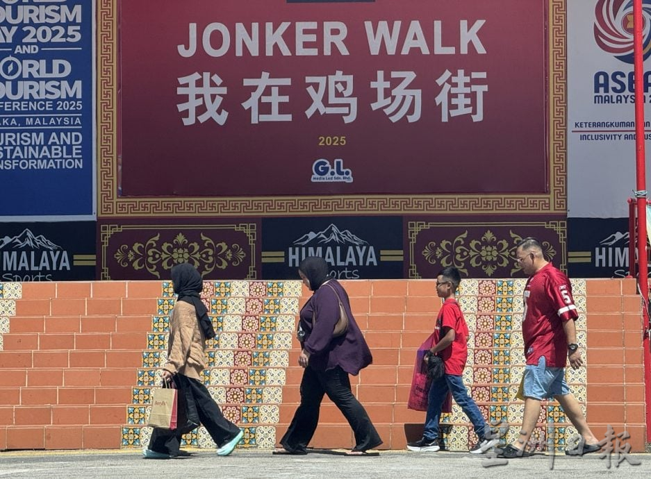 (古城封面主文)4天连假加上学校假期 鸡场街连假人潮涌现·艳阳挡不住游客热情