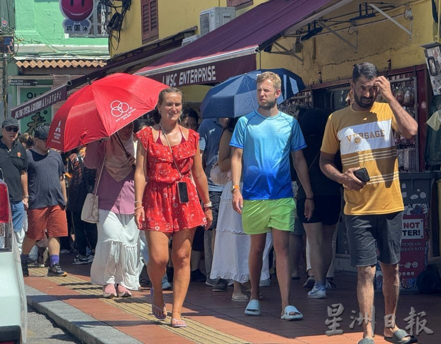 (古城封面主文)4天连假加上学校假期 鸡场街连假人潮涌现·艳阳挡不住游客热情