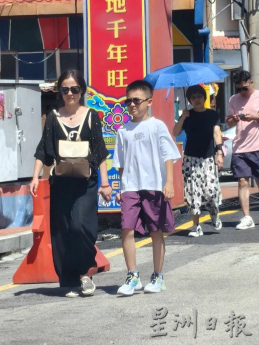 (古城封面主文)4天连假加上学校假期 鸡场街连假人潮涌现·艳阳挡不住游客热情