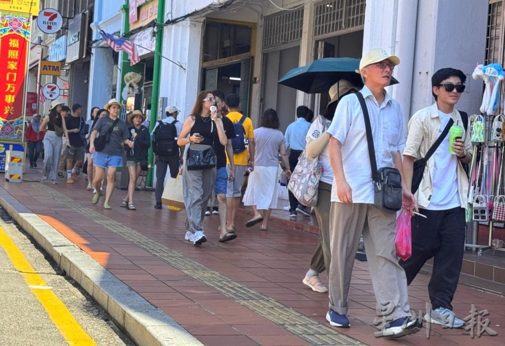 (古城封面主文)4天连假加上学校假期 鸡场街连假人潮涌现·艳阳挡不住游客热情