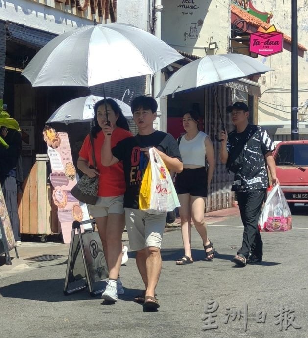 (古城封面主文)4天连假加上学校假期 鸡场街连假人潮涌现·艳阳挡不住游客热情