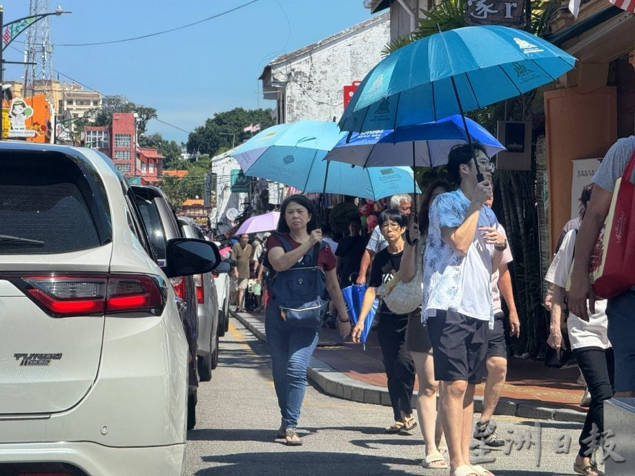 (古城封面主文)4天连假加上学校假期 鸡场街连假人潮涌现·艳阳挡不住游客热情