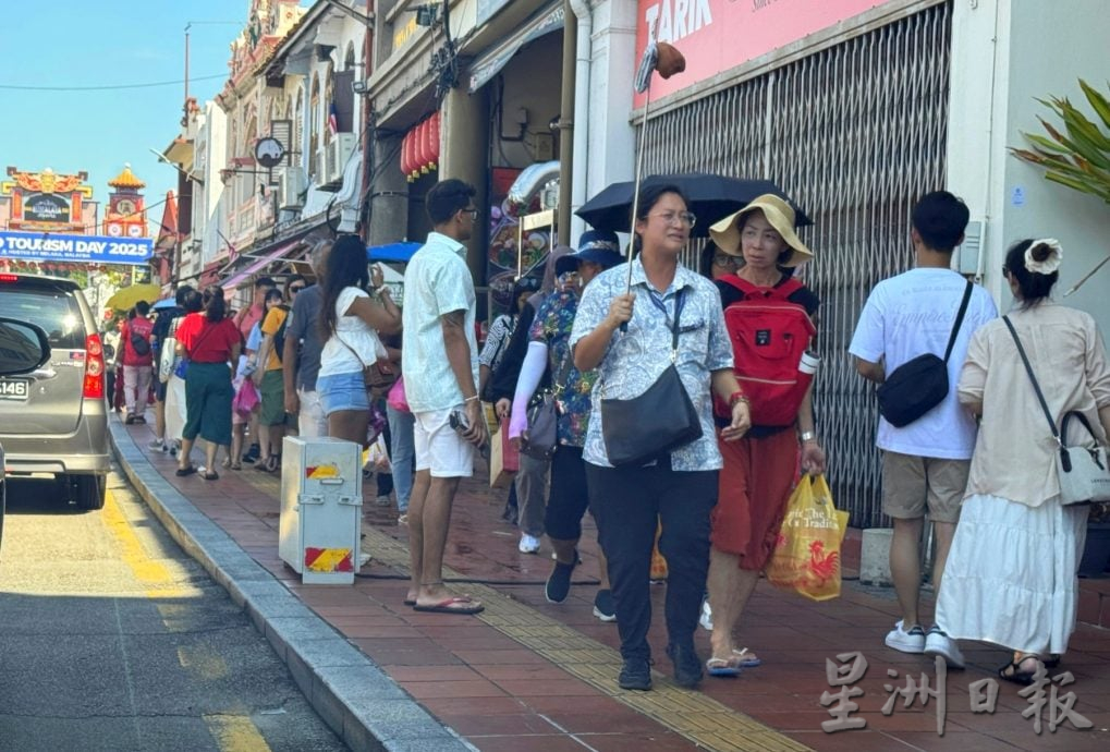 (古城封面主文)4天连假加上学校假期 鸡场街连假人潮涌现·艳阳挡不住游客热情