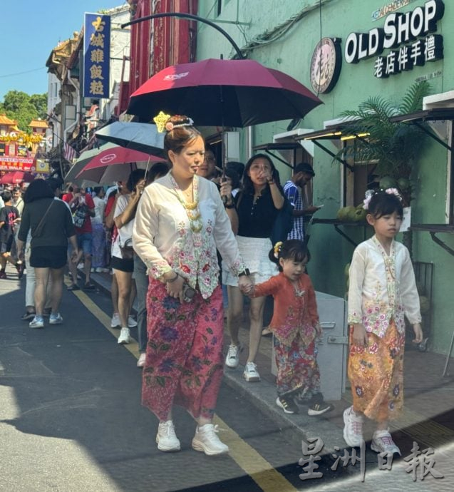 (古城封面主文)4天连假加上学校假期 鸡场街连假人潮涌现·艳阳挡不住游客热情