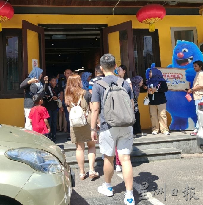 (古城封面主文)4天连假加上学校假期 鸡场街连假人潮涌现·艳阳挡不住游客热情