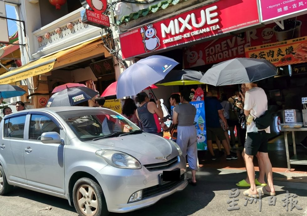 (古城封面主文)4天连假加上学校假期 鸡场街连假人潮涌现·艳阳挡不住游客热情