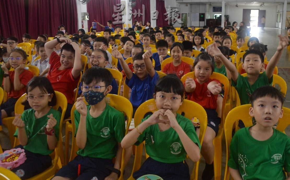 Econsave星洲义演敬群小学造势 学生“抢麦”献唱热烘烘