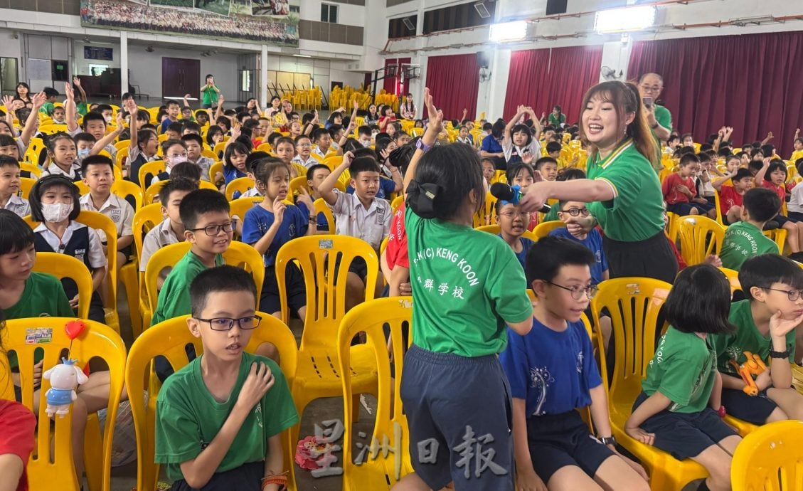 Econsave星洲义演敬群小学造势 学生“抢麦”献唱热烘烘