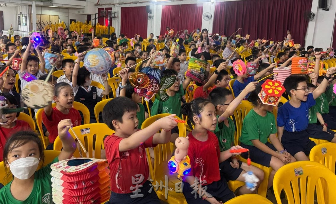 Econsave星洲义演敬群小学造势 学生“抢麦”献唱热烘烘