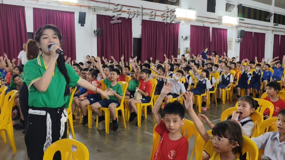 Econsave星洲义演敬群小学造势 学生“抢麦”献唱热烘烘