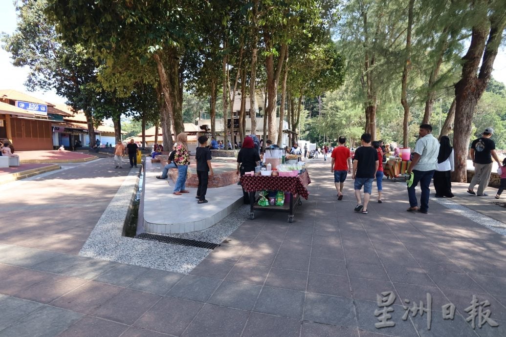 东：已签发：配合4天连假，关丹各大旅游景点迎来游客，好热闹