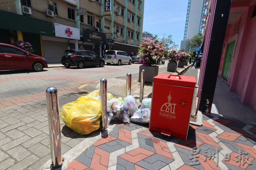 东：已签发：配合4天连假，关丹各大旅游景点迎来游客，好热闹