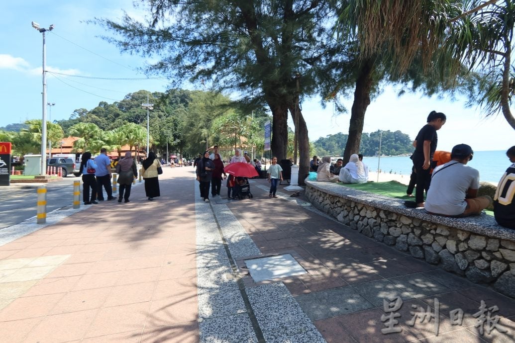 东：已签发：配合4天连假，关丹各大旅游景点迎来游客，好热闹