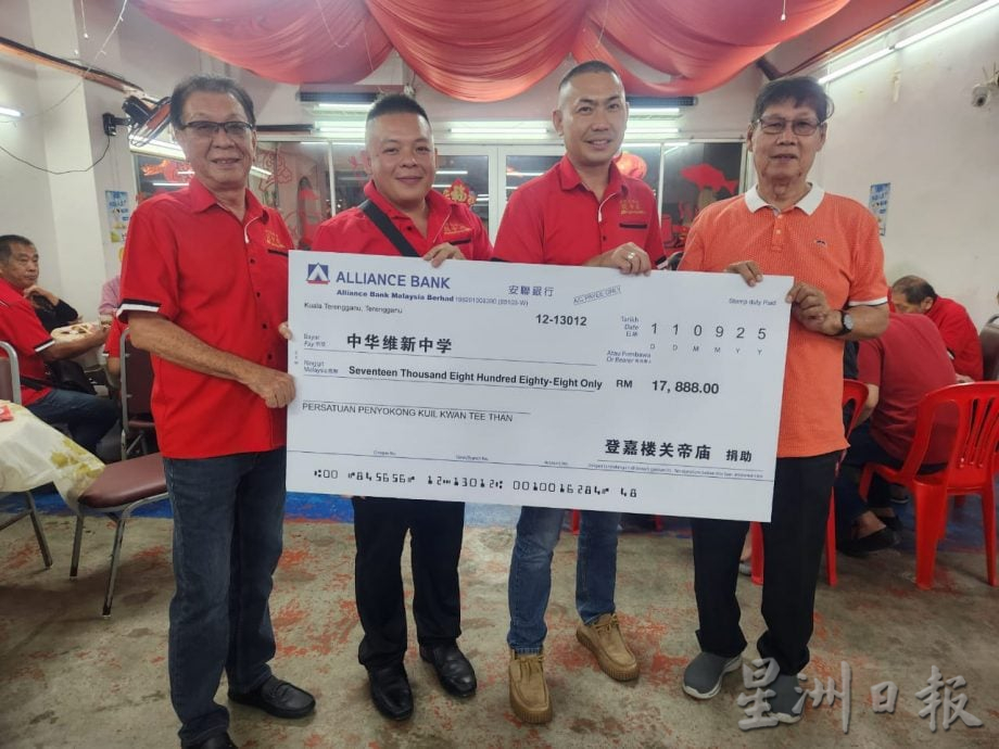 东：已签发：登嘉楼关帝庙热心华教 庙庆晚宴不忘资助华小