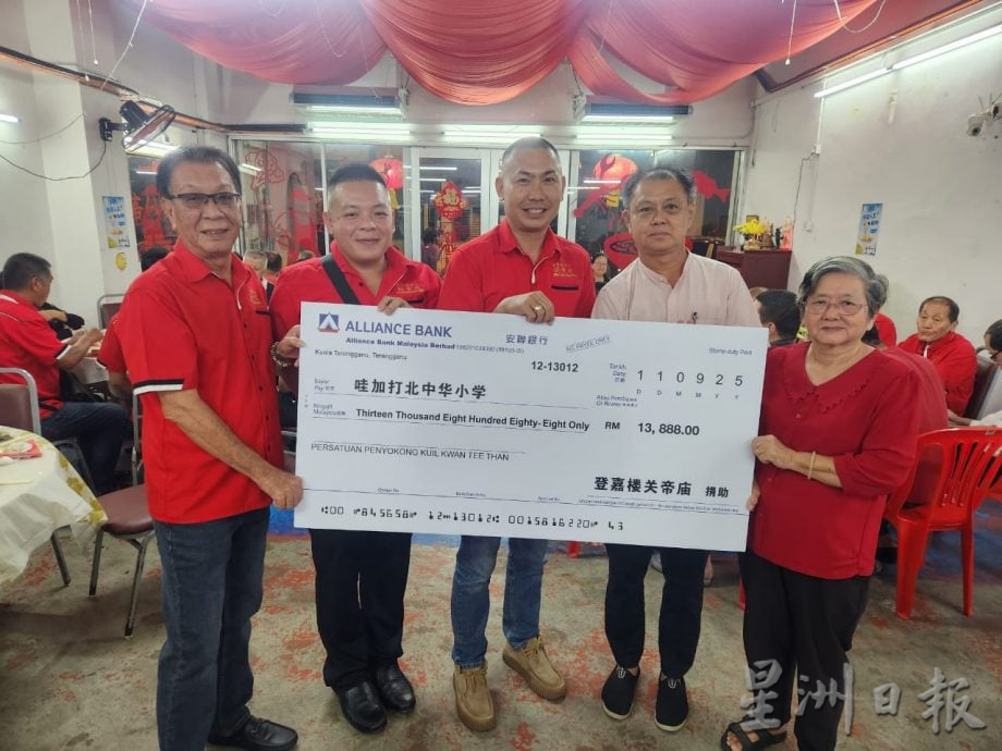 东：已签发：登嘉楼关帝庙热心华教 庙庆晚宴不忘资助华小