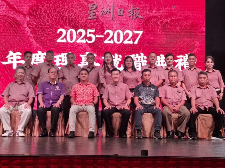 （已签发）柔：銮小贩商业公会新届理事就职   刘锦隆吁青年加入推动改革