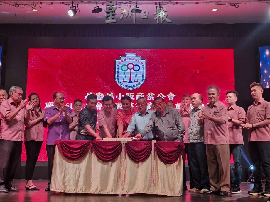 （已签发）柔：銮小贩商业公会新届理事就职   刘锦隆吁青年加入推动改革