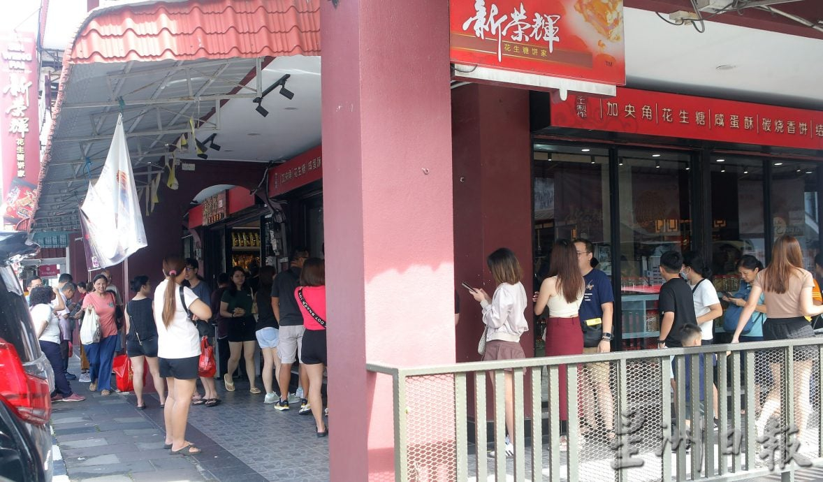 4天连假加学校假期 黄金周带旺怡食肆 土产店