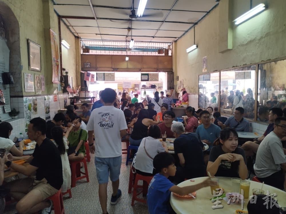 4天连假加学校假期 黄金周带旺怡食肆 土产店