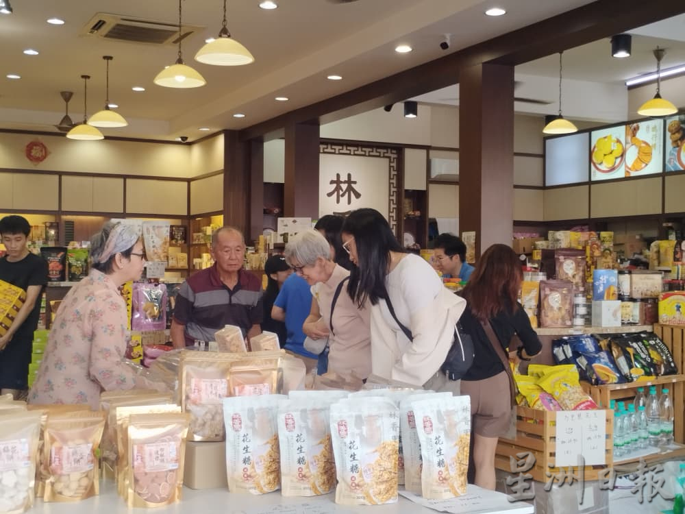 4天连假加学校假期 黄金周带旺怡食肆 土产店