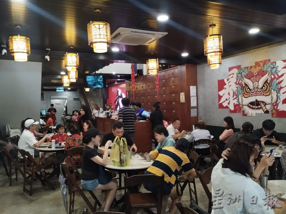 4天连假加学校假期 黄金周带旺怡食肆 土产店