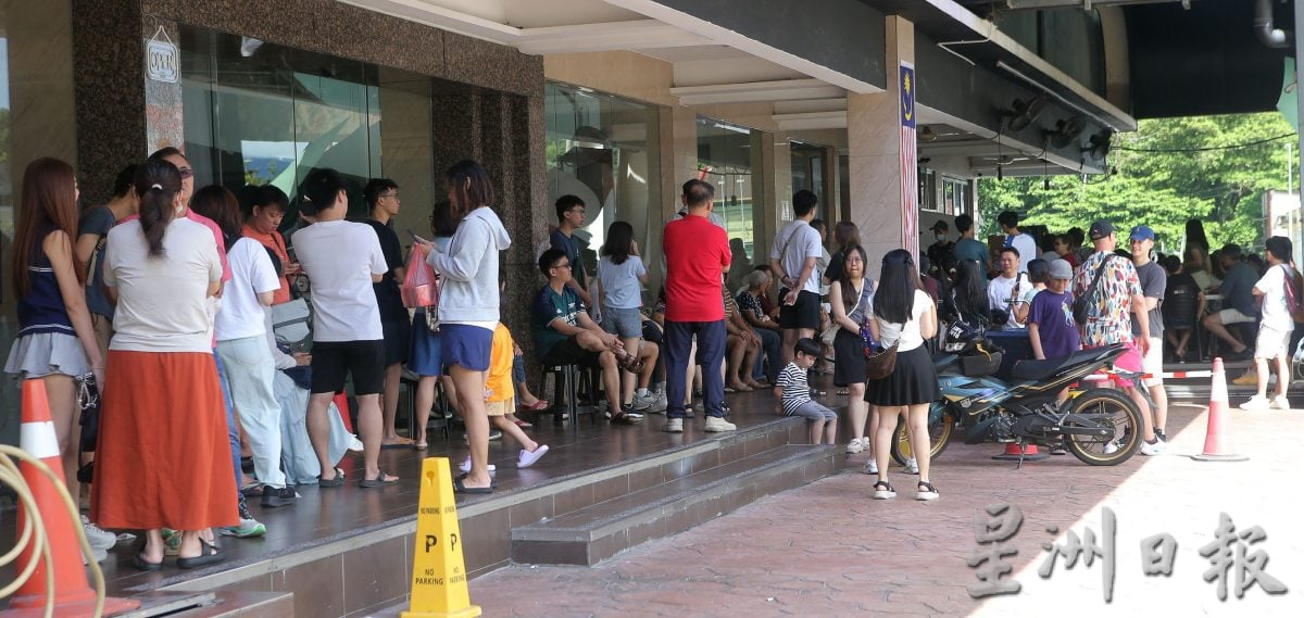 4天连假加学校假期 黄金周带旺怡食肆 土产店