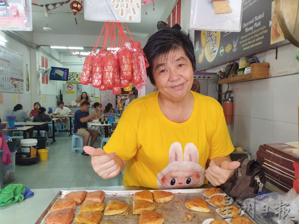 4天连假加学校假期 黄金周带旺怡食肆 土产店