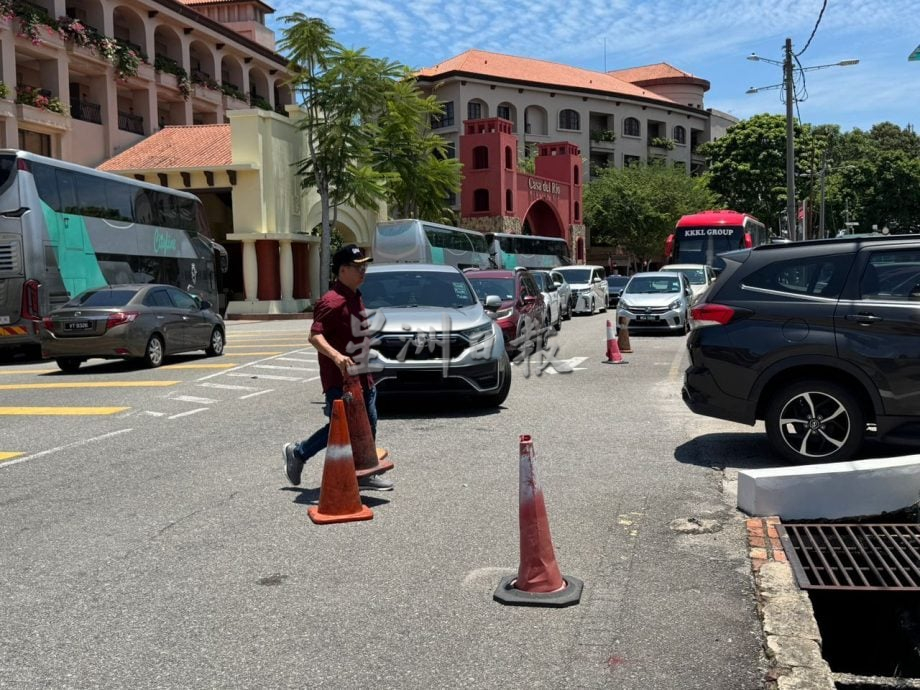 （古城版）车辆排队驶入停车场引发塞车 刘志俍移开路障联络交警