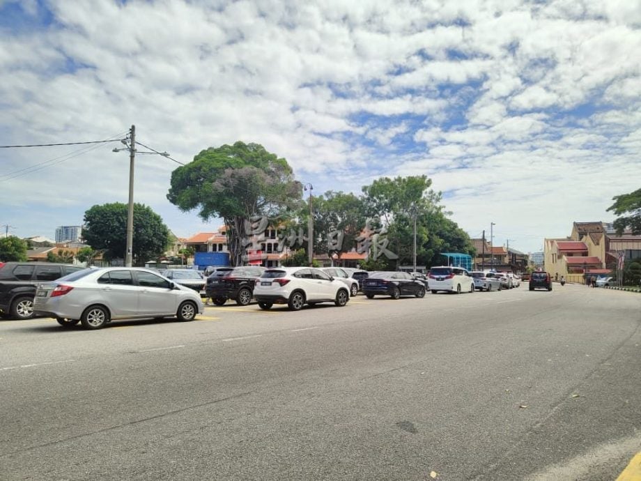 （古城版）车辆排队驶入停车场引发塞车 刘志俍移开路障联络交警