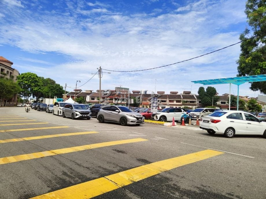 （古城版）车辆排队驶入停车场引发塞车 刘志俍移开路障联络交警