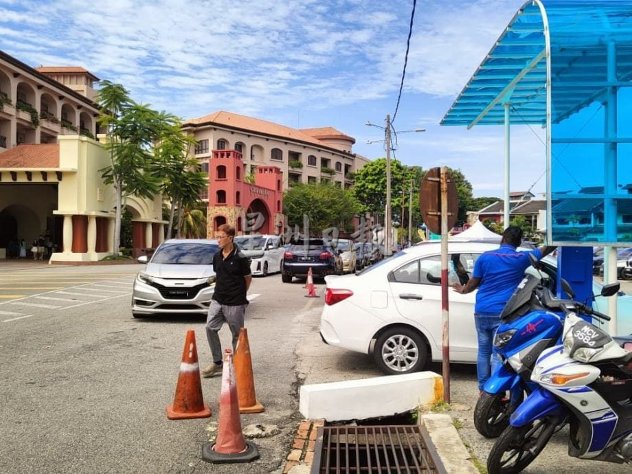 （古城版）车辆排队驶入停车场引发塞车 刘志俍移开路障联络交警