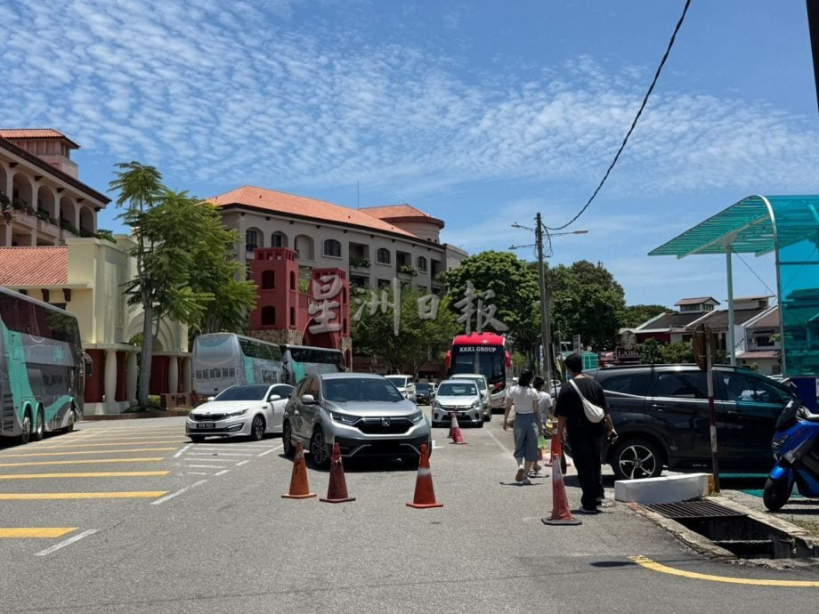 （古城版）车辆排队驶入停车场引发塞车 刘志俍移开路障联络交警