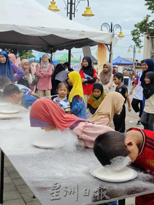 东：哥市百年嘉美穆罕玛迪清真寺配合马来西亚日举办2天的庆典活动，并再次安排跨种族节目让非穆斯林走入清真寺，其中就包括了西洋棋比赛。