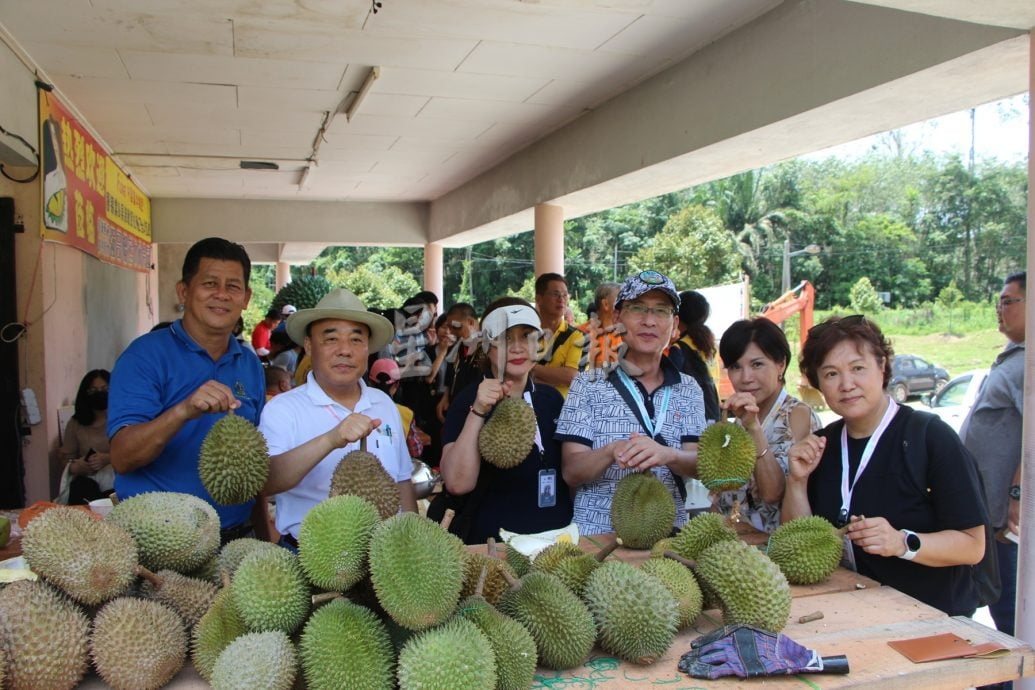 东：（已签发）榴梿稀少兼价格昂贵，劳勿果园拒接待游客