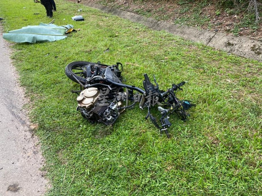 东：摩托车与四驱车相撞 骑士当场毙命