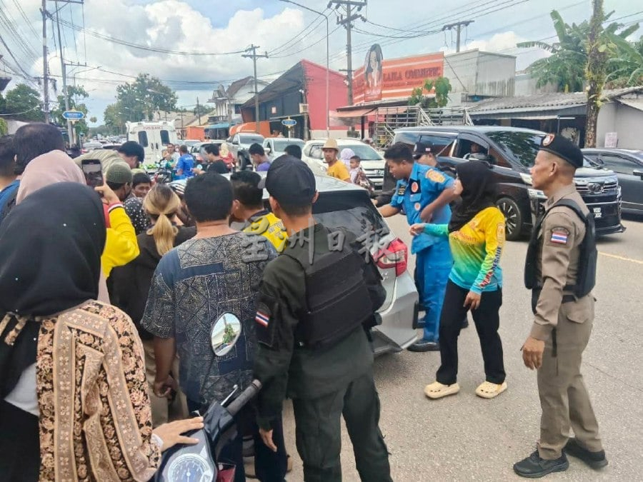 全:已签发/我国一名儿童随母亲到泰国南部游玩,被独自锁在车内,泰国警方得悉后迅速采取行动,将其解救。