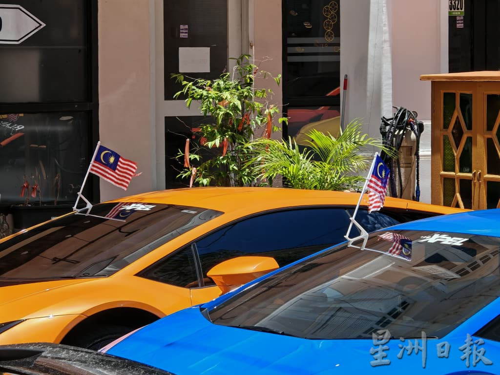 25兰博基尼聚古城门 庆大马日捐快乐慈善协会4万