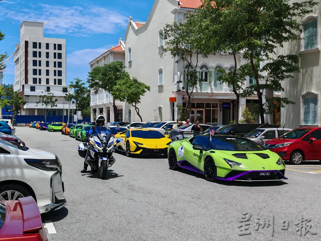 25兰博基尼聚古城门 庆大马日捐快乐慈善协会4万