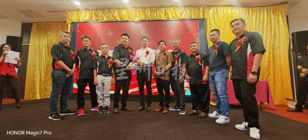 东:已签发:士满慕州议员陈俊广指出,9月末,政府将会落实针对性汽油补贴计划,预计85-90%的人民不会受影响